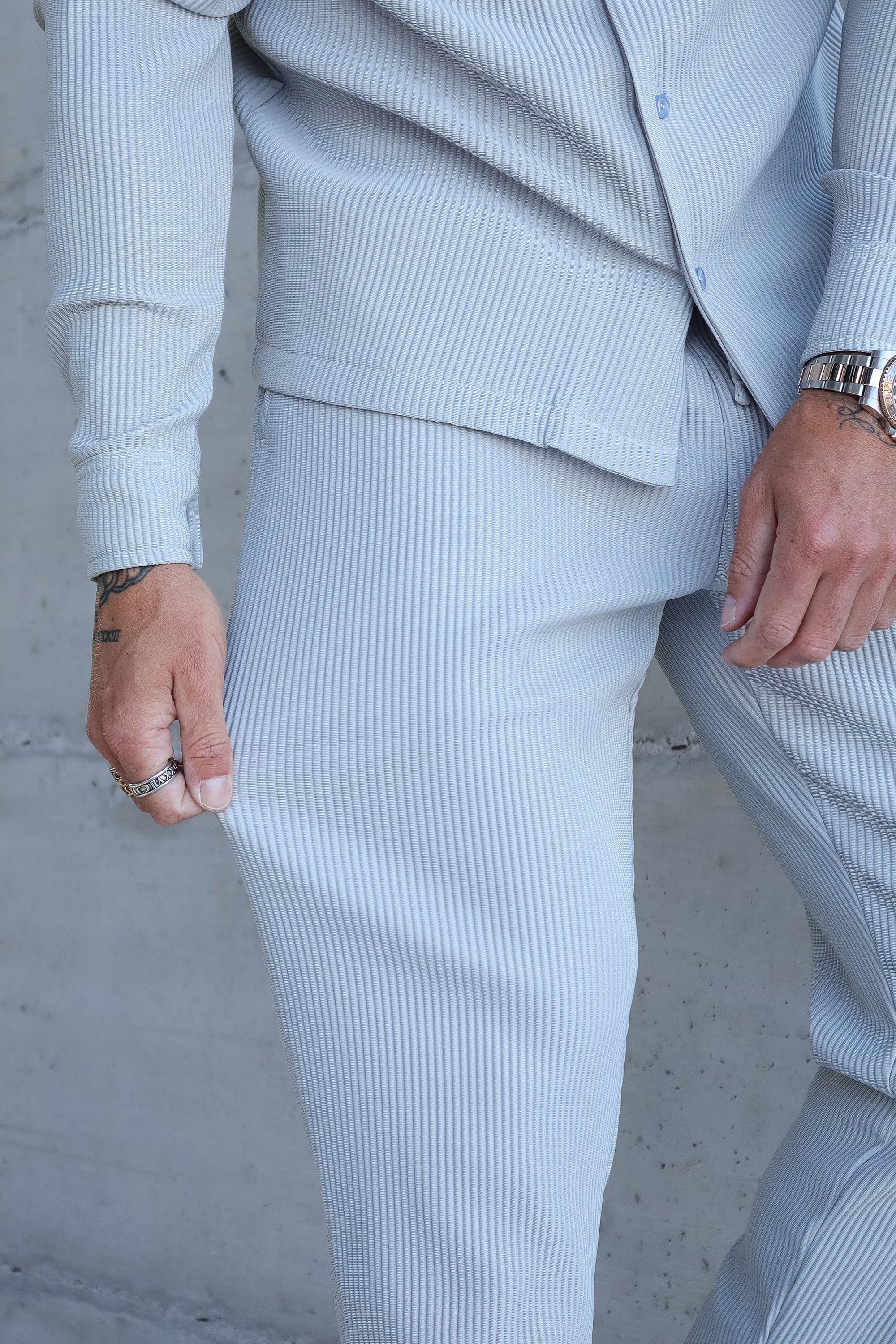 THE SLIM PLEATED TROUSERS - GREY